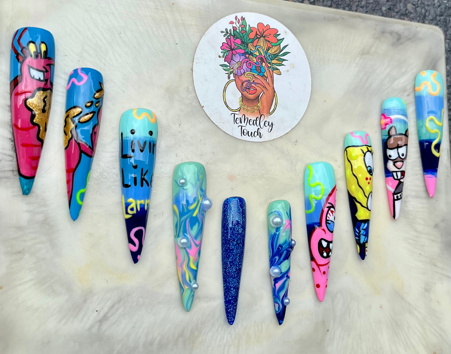 Livin’ like Larry press on nails