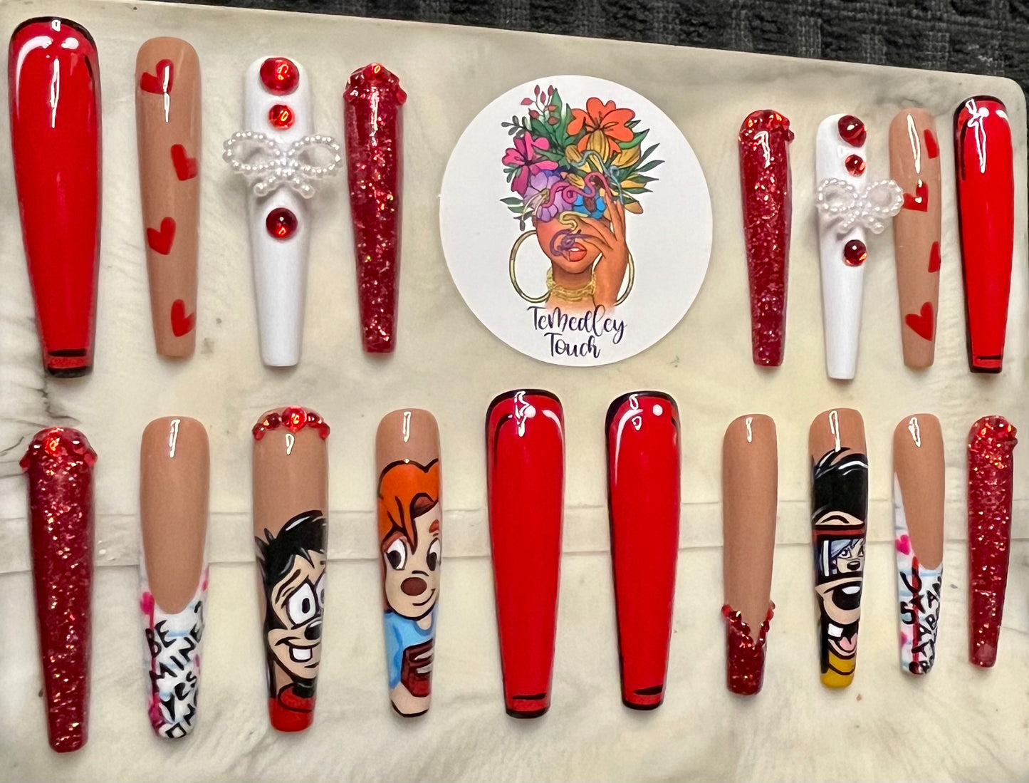 Max and Roxanne press on nails