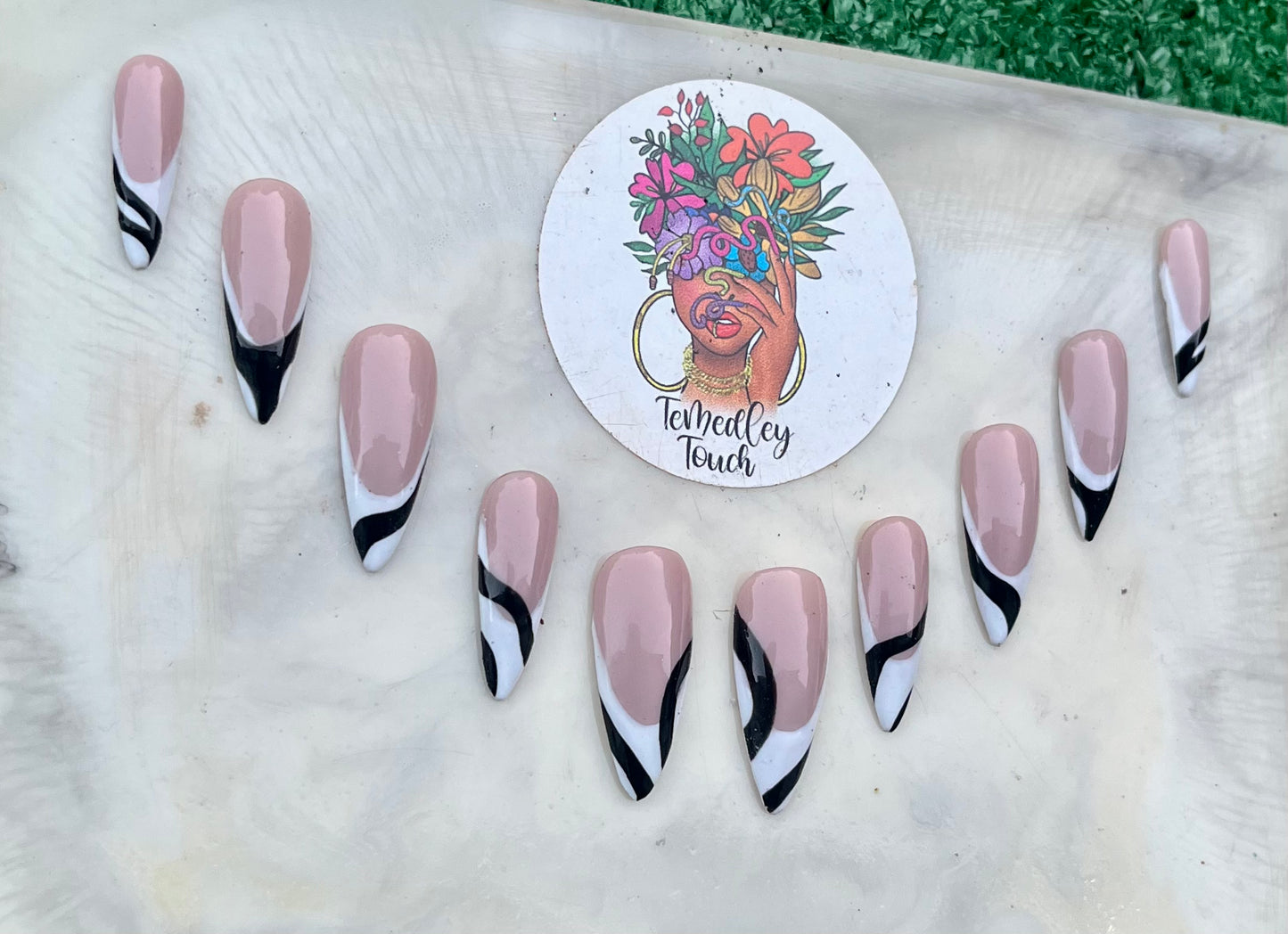 Black&white French press on nails