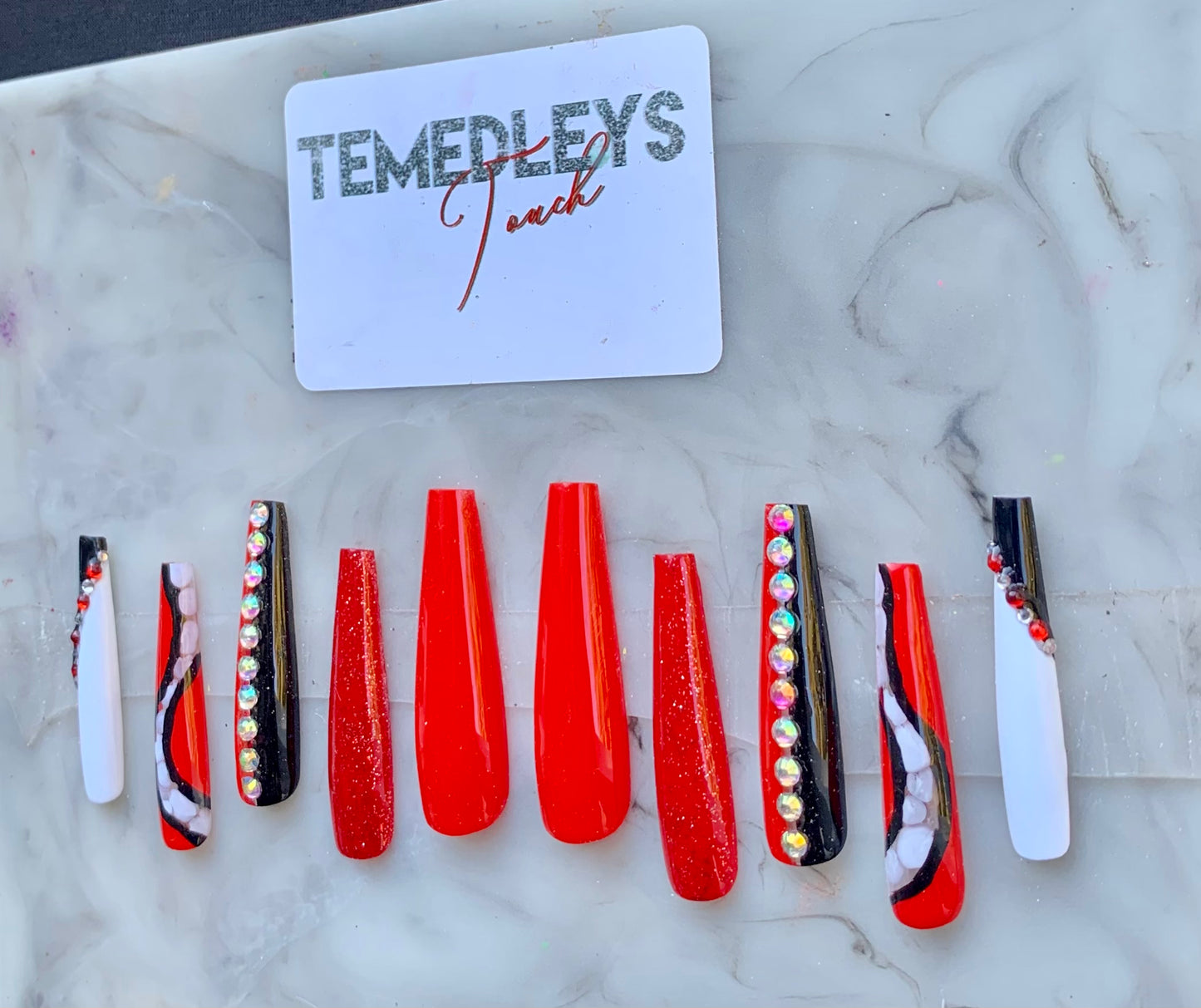 Red wavy press on nails