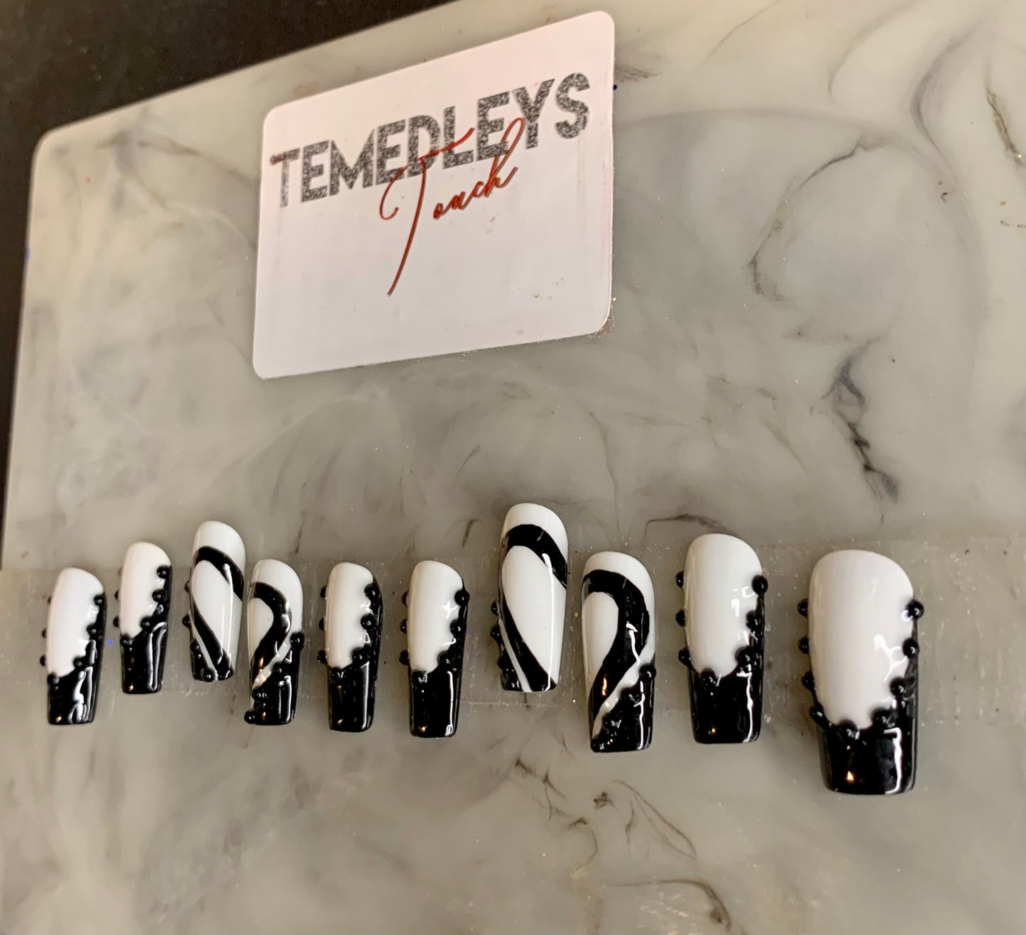 Black and white press on nails