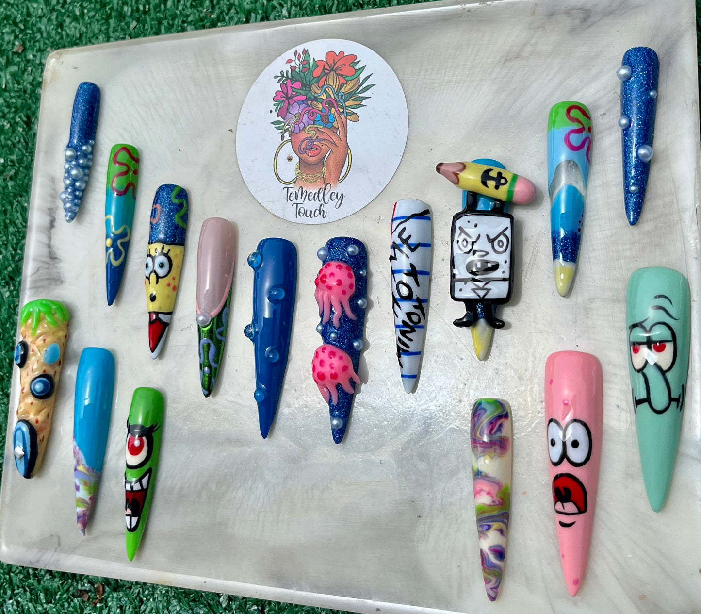 SpongeBob SquarePants & Crew press on nails