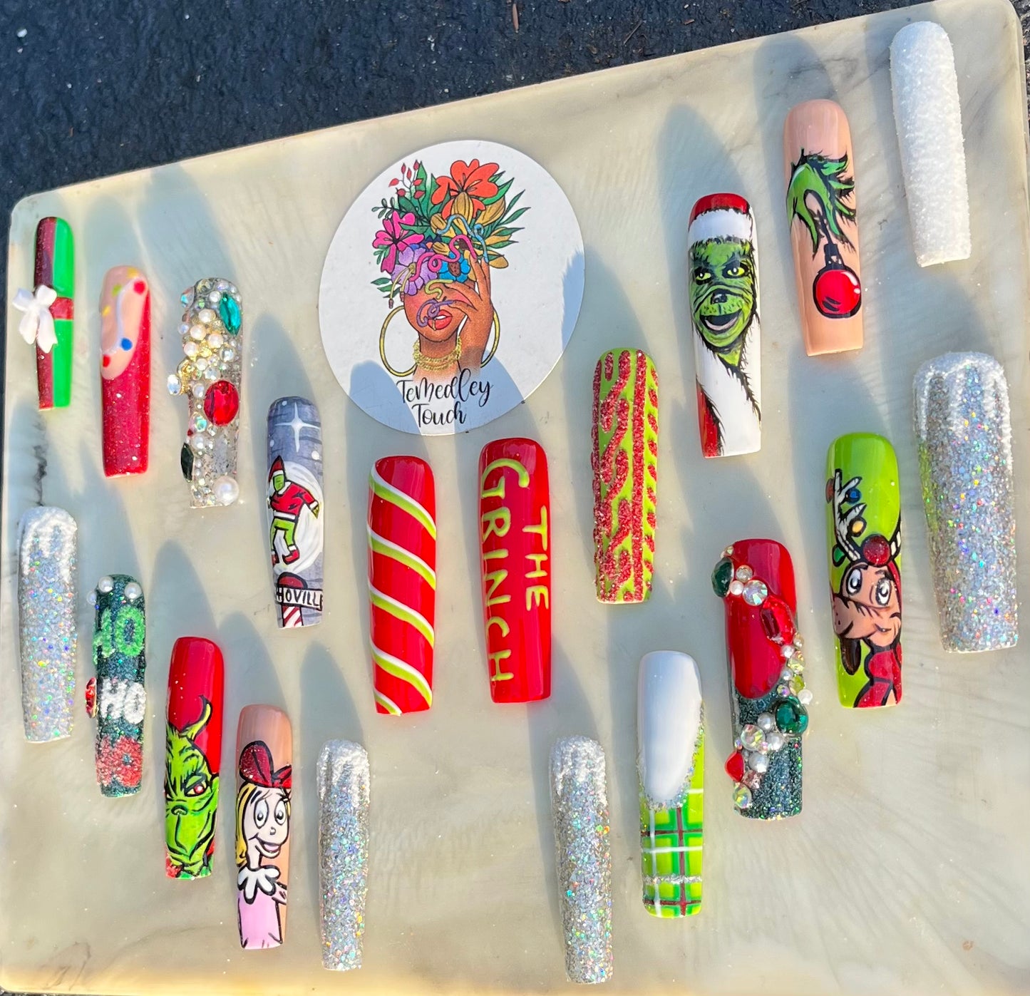 The Grinch press on nail set