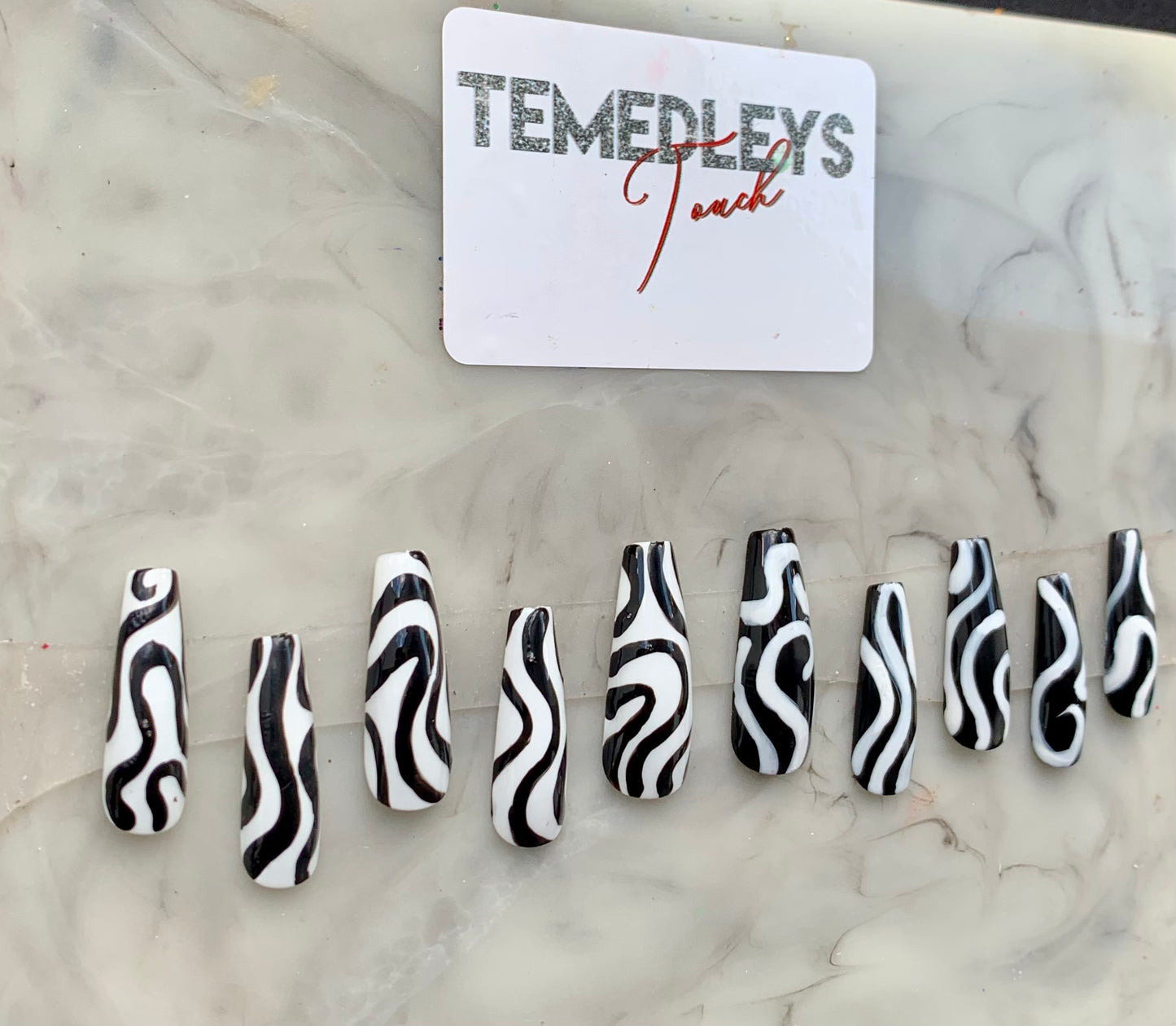 Black and white swirl press on nails