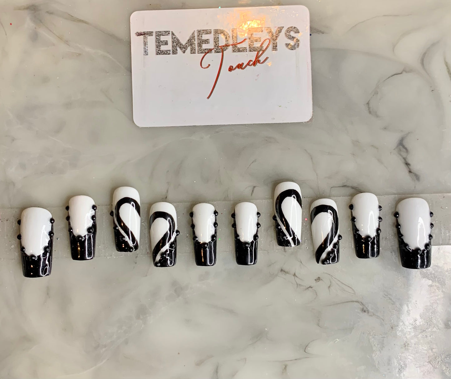 Black and white press on nails