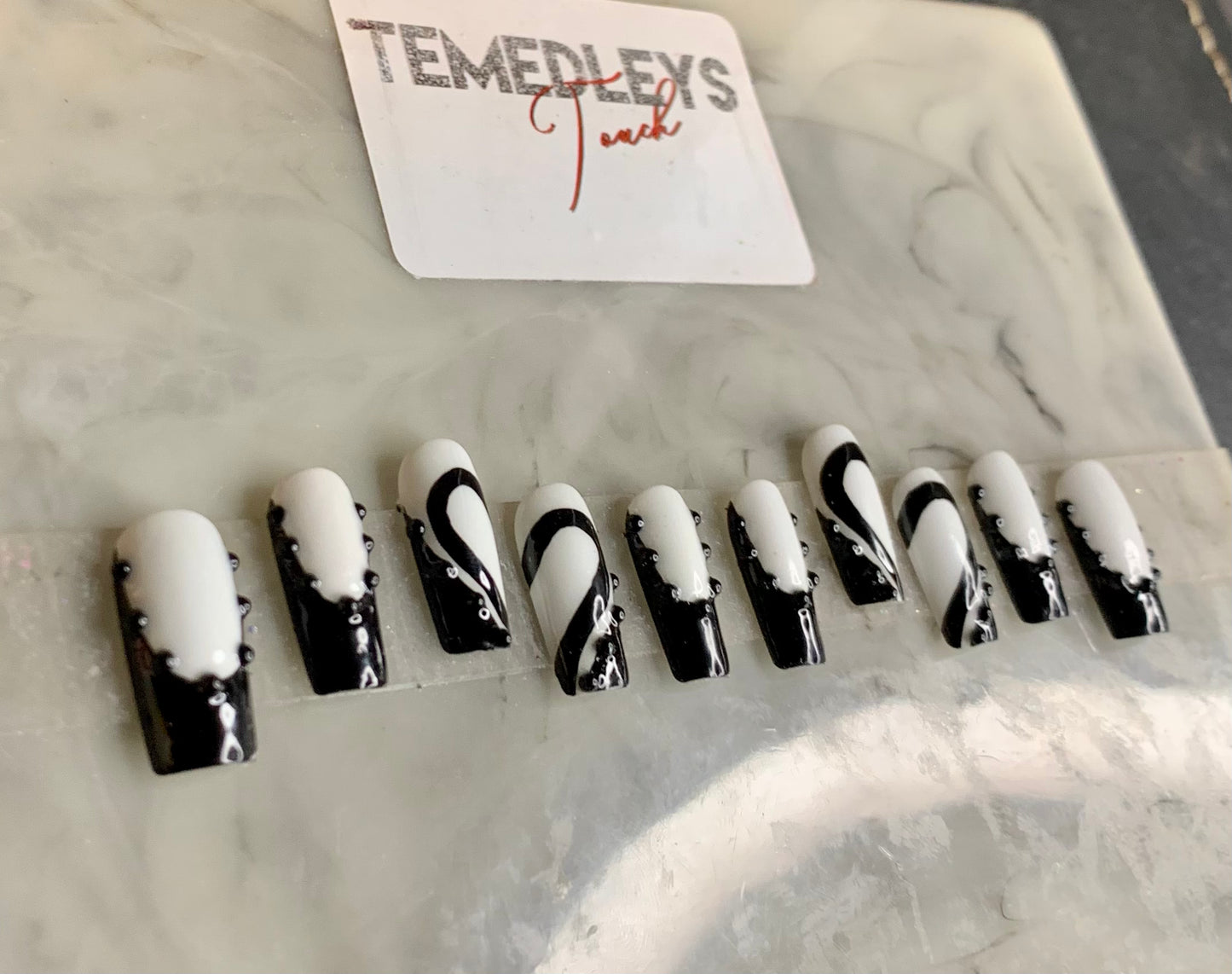 Black and white press on nails
