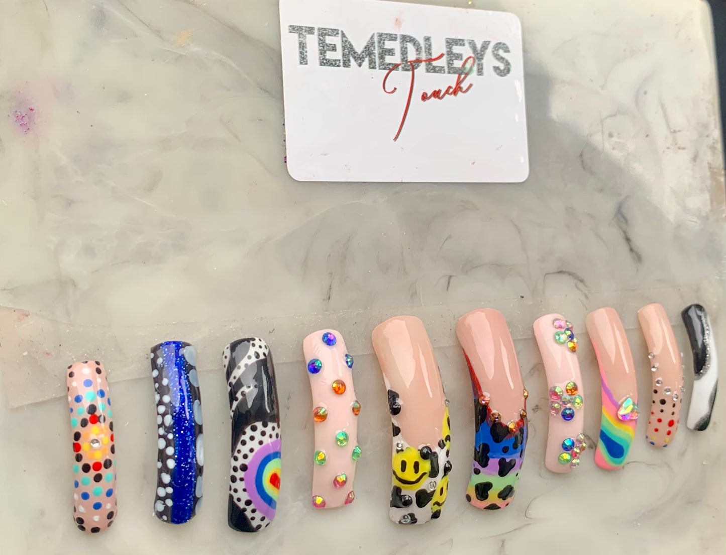 Curvy freestyle press on nail set